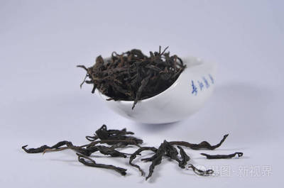 中国红茶茶。干茶叶。中国茶叶的产品照片。茶和输液。干茶堆